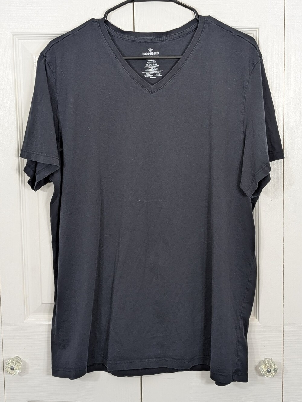 Bombas: Men's Basic V-Neck T-Shirt - Black - Size Large
